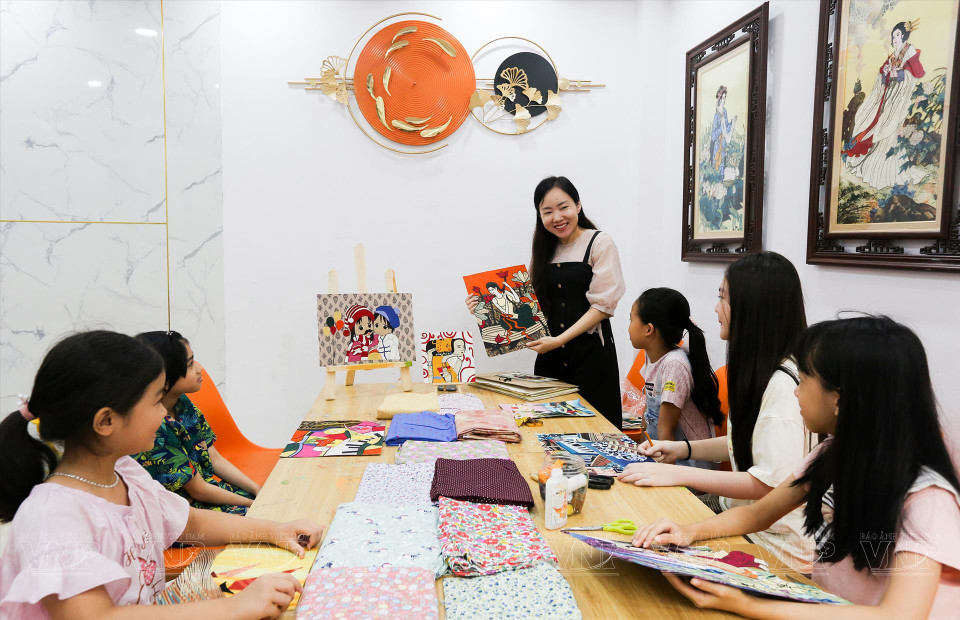 阮秋玄画家与学员一起制作布贴画。图自越通社/《越南画报》