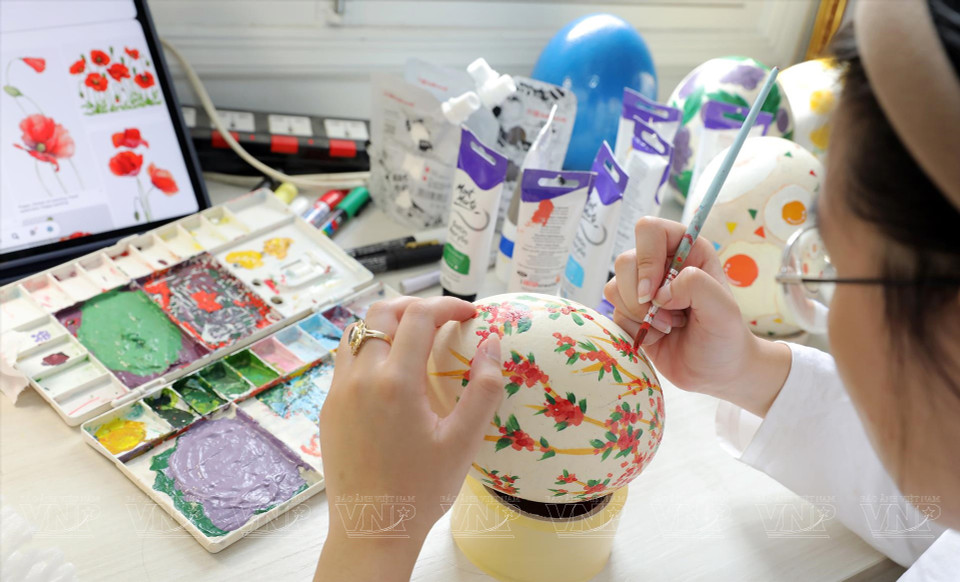 从她的作品，人们可感受到学生时代的少年对越南花果的清纯视角，向国内外朋友传播美轮美奂的国度。图自越通社/《越南画报》