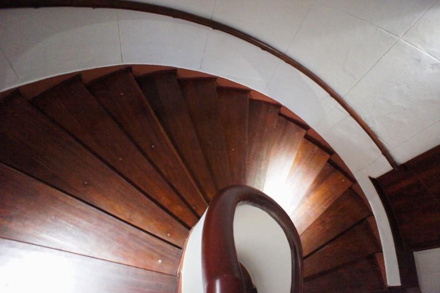 令人印象深刻的是，铁木地板宽阔的台阶在各楼之间优雅地弯曲。图片来源：vietnam+