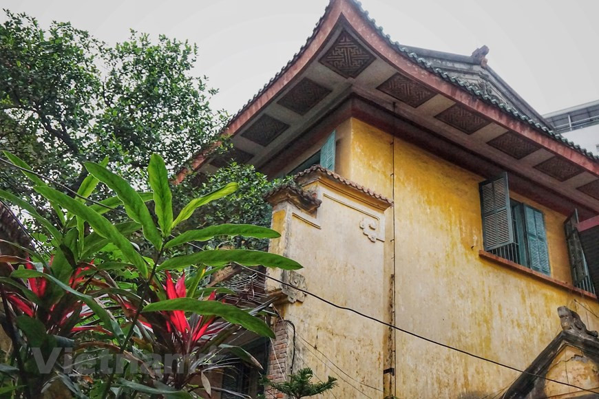 这座古老工程巧妙结合了东方和西方建筑风格。外边是颇具东方建筑特色的高跷屋檐。尽管历经100年历史，但屋顶瓦片丝毫没有褪色。图片来源：vietnam+