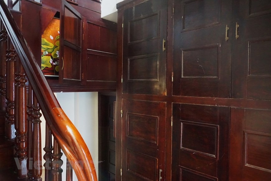 木质壁炉和嵌入式柜仍保持着原始状态。图片来源：vietnam+