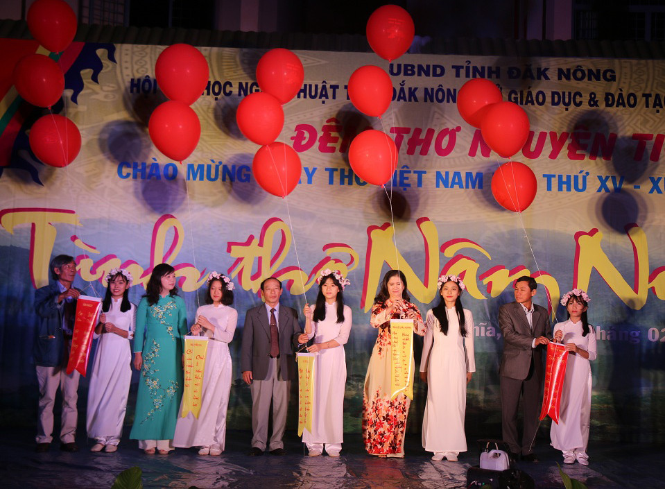欢迎第15次越南诗歌日的“元宵诗歌晚会”活动在得农省举行（图片来源：越通社）
