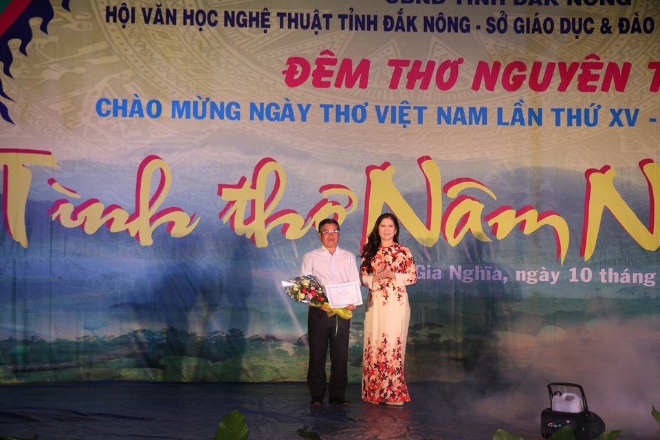 组委会为优秀作品颁发奖状（图片来源：越通社）