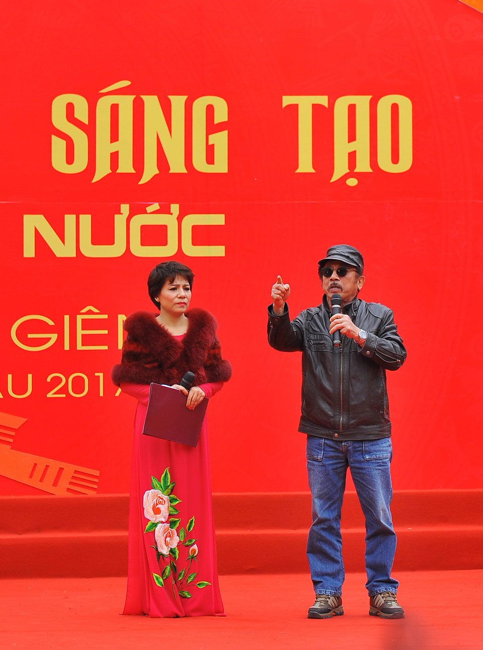 著名作家朱莱与读者​现场交流​（图片来源：越通社）