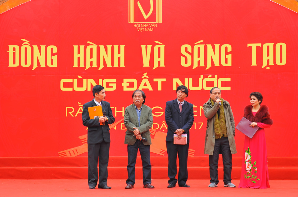 越南著名作家与读者进行现场交流（图片来源：越通社）