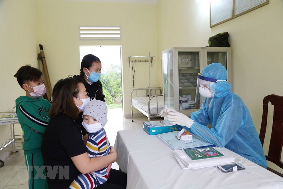医务人员每天为隔离者进行健康检查。（越通社记者杨江 摄）