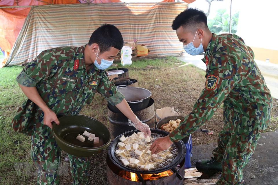 第一军团308师58中团战士们为隔离者做饭菜。（越通社记者杨江 摄）
