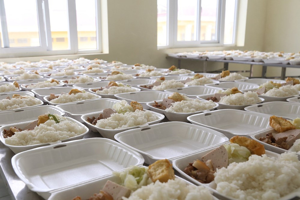 为隔离者准备的确保营养的套餐。（越通社记者杨江 摄）