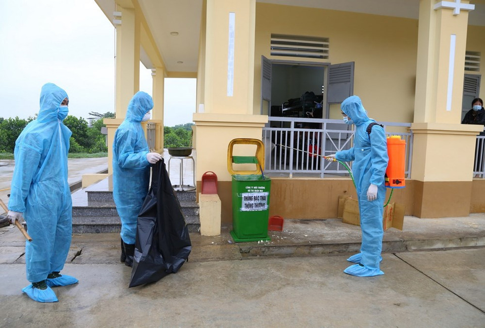 在周围环境喷洒消毒剂，阻止疫病扩散。（越通社记者杨江 摄）