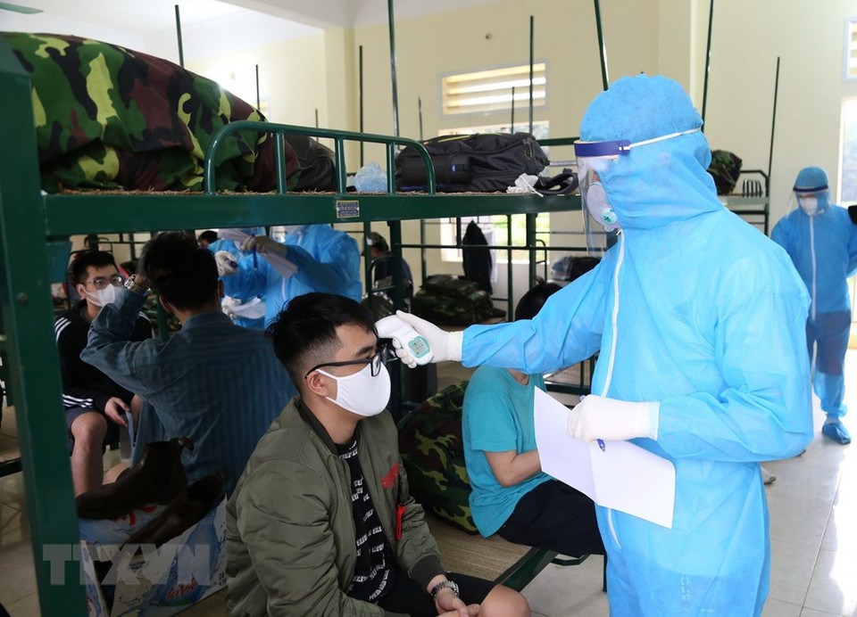 隔离者获得医务人员的周到照顾。越通社记者杨江摄）