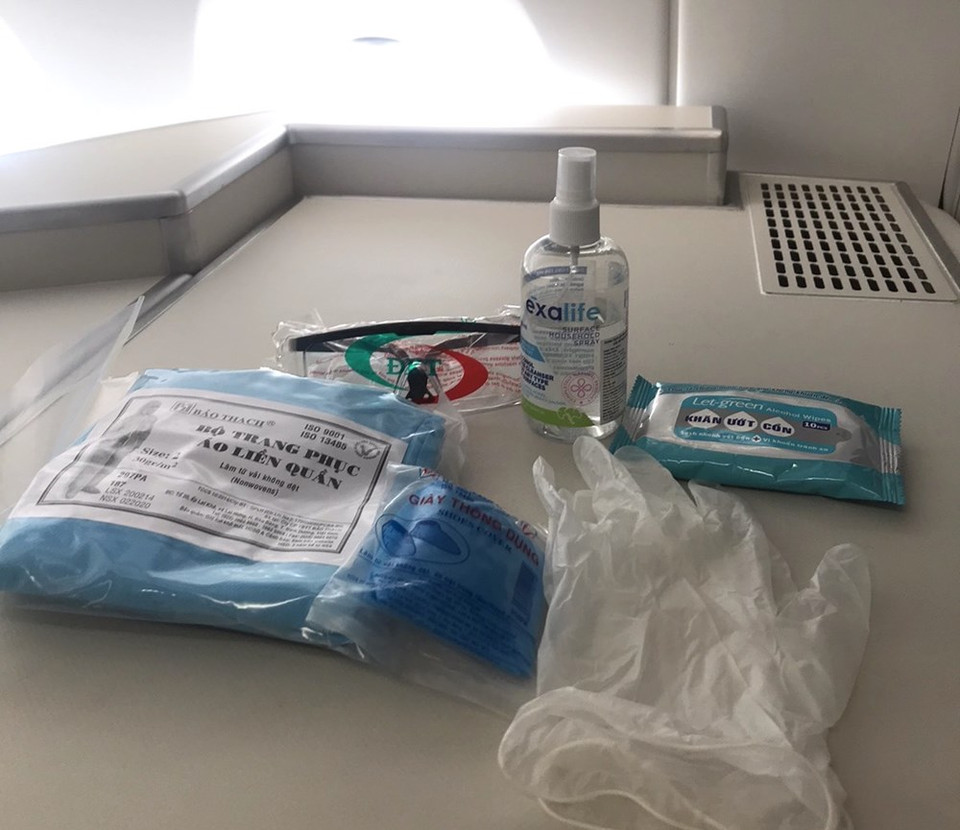 手套、口罩、眼镜、含酒精湿纸巾和洗手液等是机组人员必不可少的装备。（图自越通社）