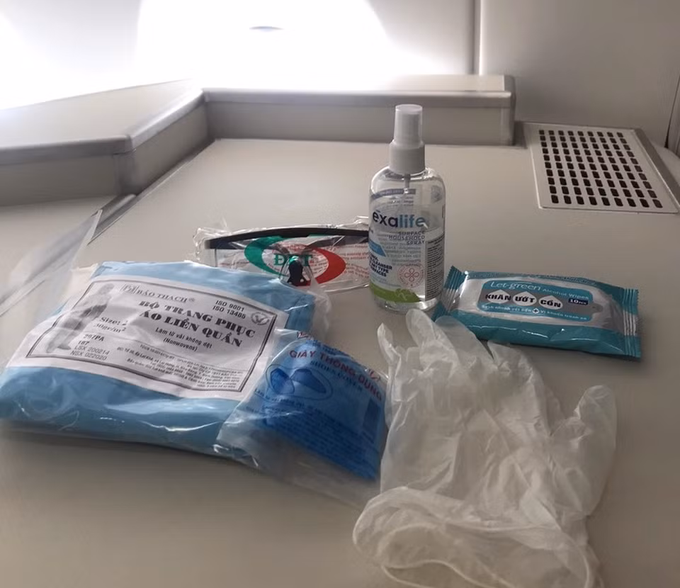 手套、口罩、眼镜、含酒精湿纸巾和洗手液等是机组人员必不可少的装备。（图自越通社）