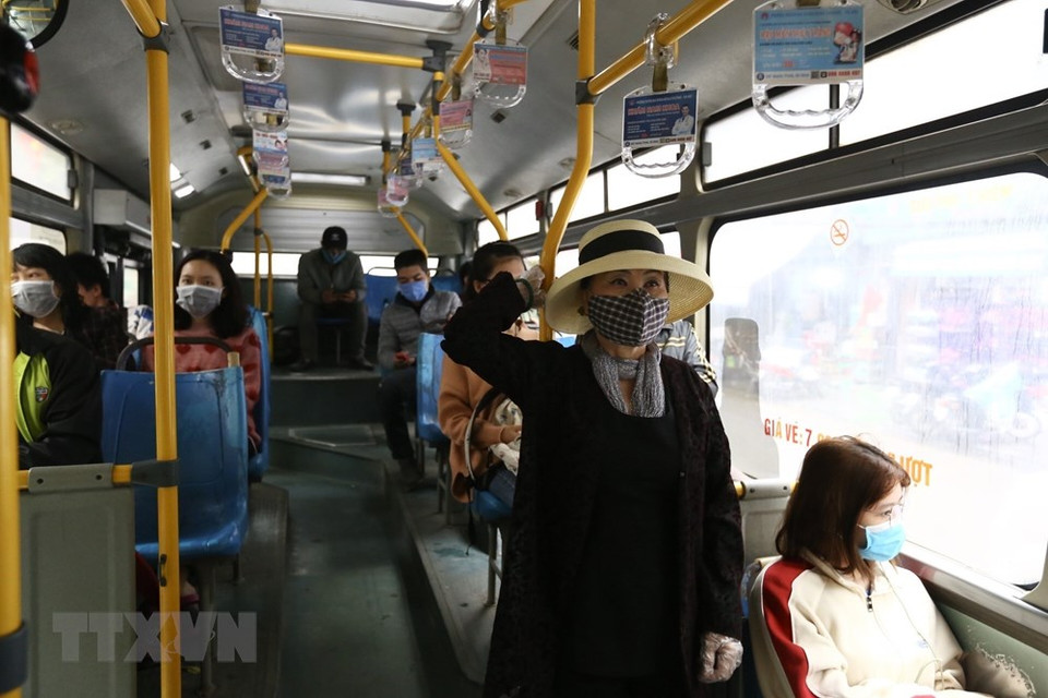 所有乘客在公车上都戴上口罩。（越通社记者明决 摄）