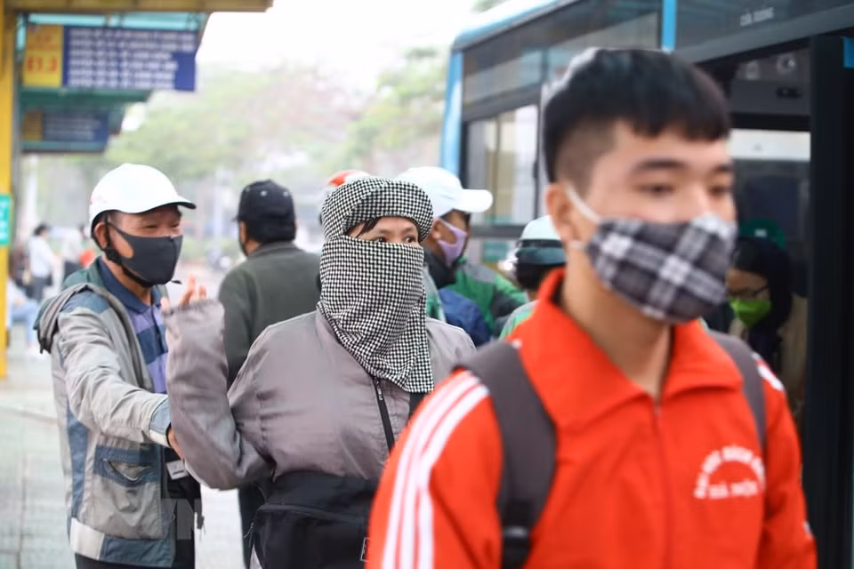 从3月16日起，在越南的外国公民以及越南公民认真执行在多人拥挤的公共场所必须戴口罩的新规定。（越通社记者明决 摄）
