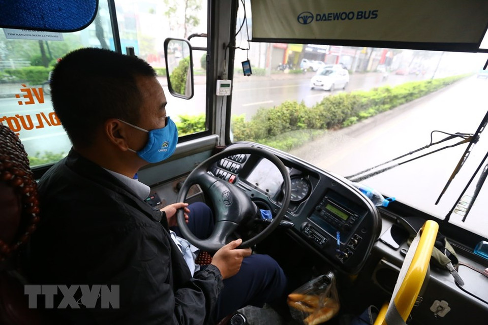 公车司机和售票员遵守戴口罩规定。（越通社记者明决 摄）