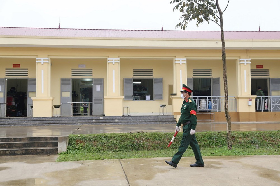 干部战士们每天都要巡查，确保隔离区的安全秩序。（越通社记者杨江 摄）