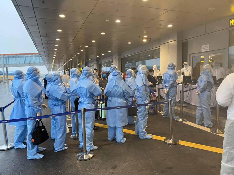 从欧洲往河内的航班抵达广宁省云屯国际机场。（图自越通社）