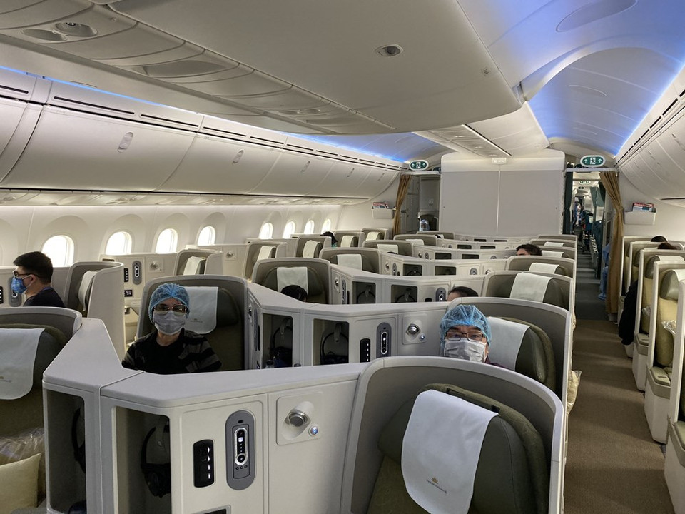 所有乘客必须在航班全程中佩戴口罩。（图自越通社）