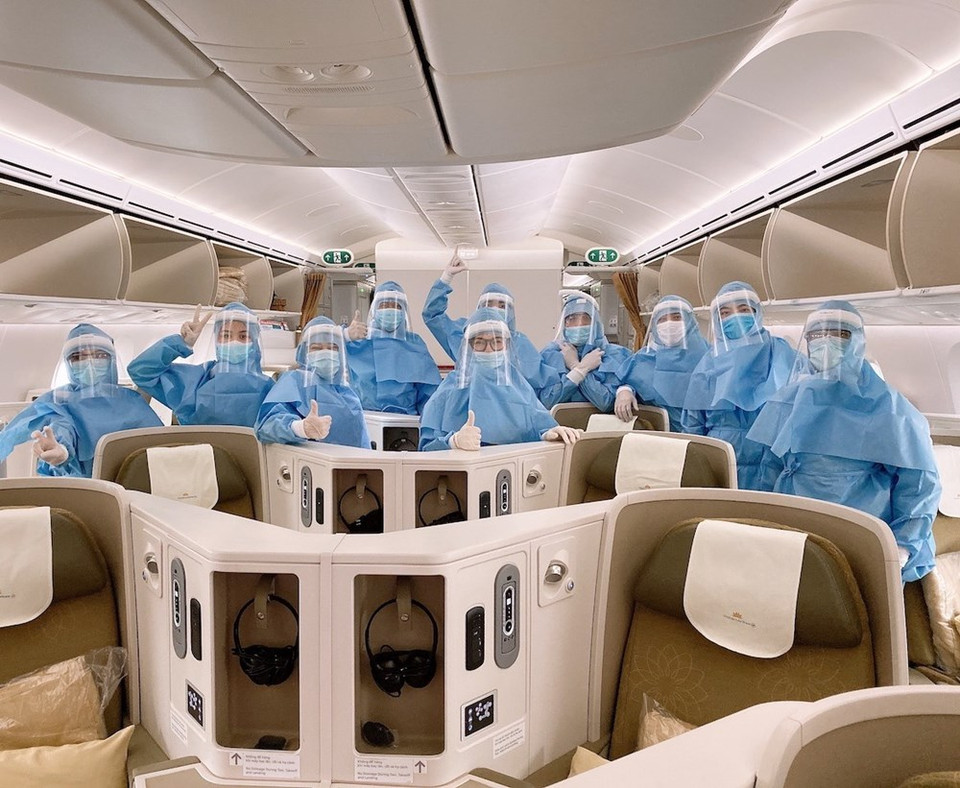 飞行员和空服员穿上防护衣（图自越通社）