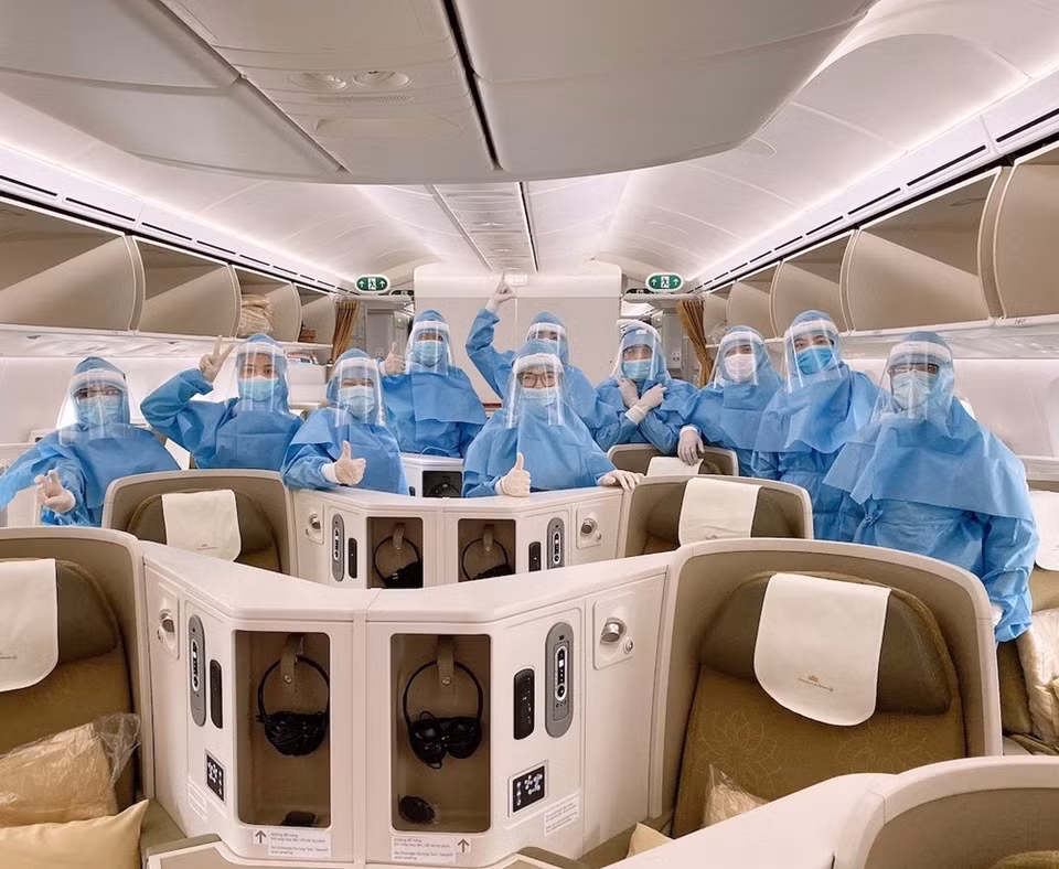 飞行员和空服员穿上防护衣（图自越通社）