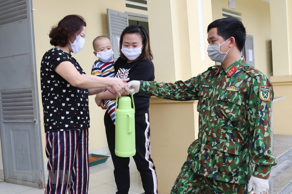 第一军团308师58中团战士为隔离者提供用水和日常用品（越通社记者杨江 摄）