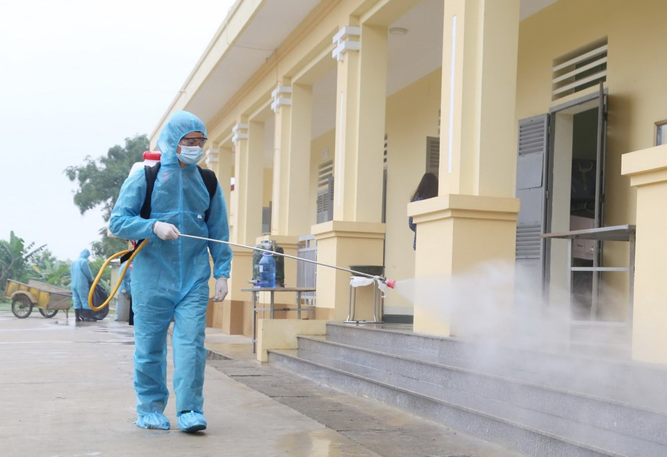 在周围环境喷洒消毒剂，阻止疫病扩散。（越通社记者杨江 摄）