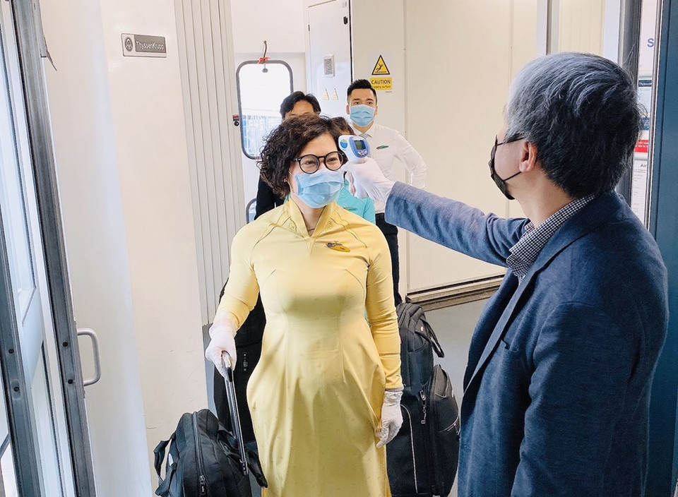 所有机组人员登机前必须测量体温。（图自越通社）