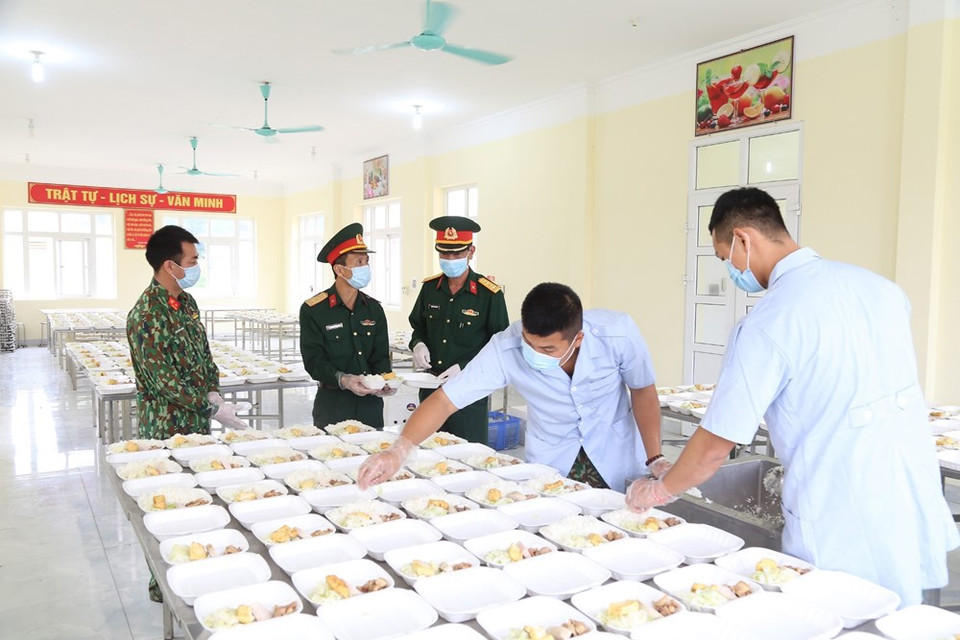 军队的厨师为隔离者准备营养的套餐。（越通社记者杨江 摄）