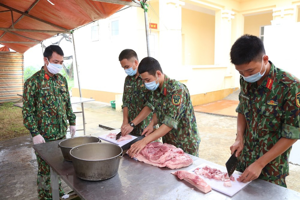 第一军团308师58中团战士们为隔离者做饭菜。（越通社记者杨江 摄）