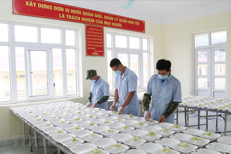 军队的厨师为隔离者准备营养的套餐。（越通社记者杨江 摄）