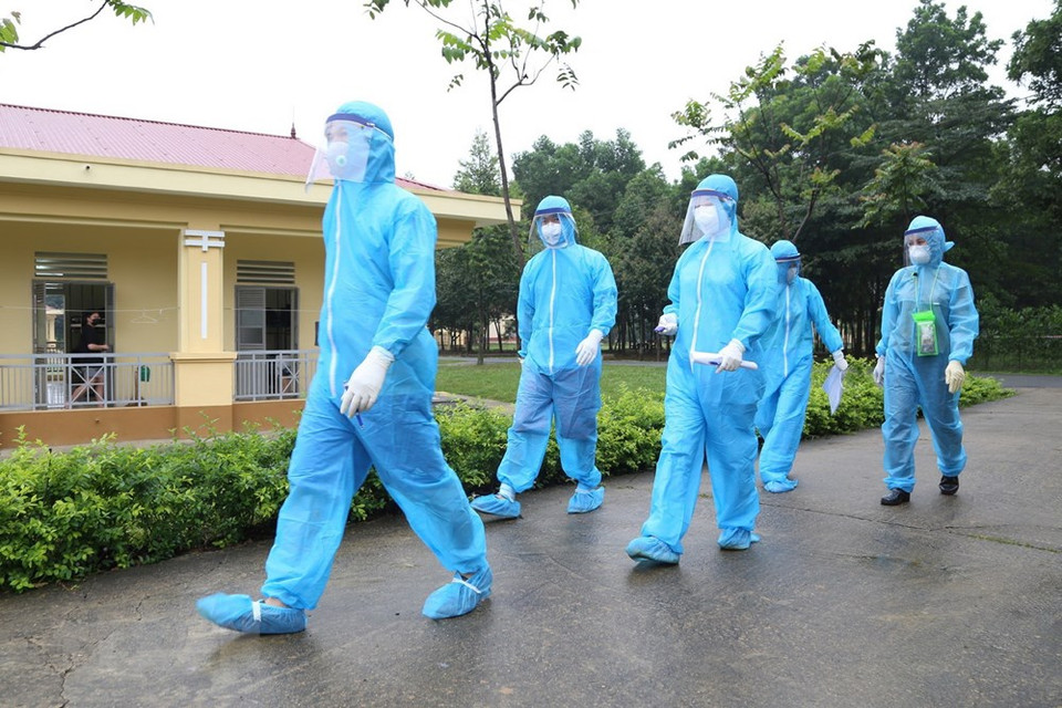 医务人员每天为隔离者进行健康检查。（越通社记者杨江 摄）