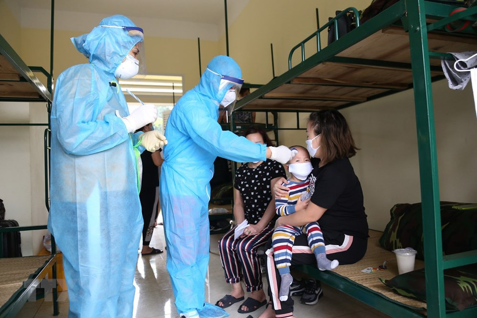 医务人员每天为隔离者进行健康检查。（越通社记者杨江摄）