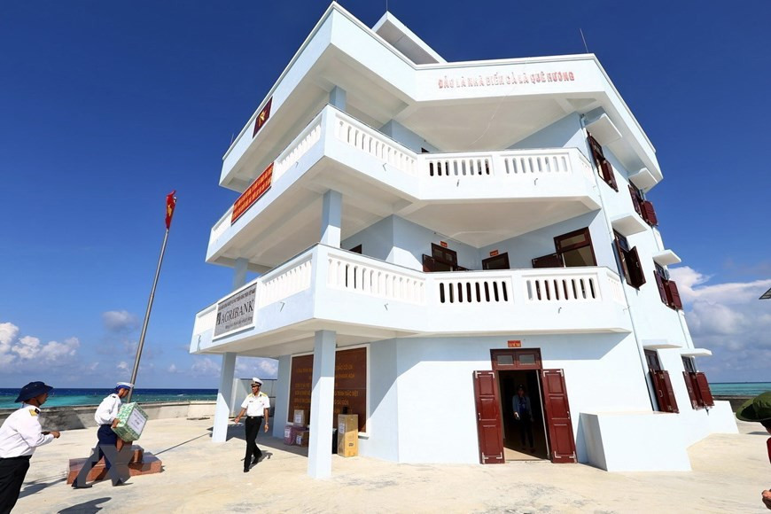 在1988年海战中保留下来一个暗礁, 至今孤伶礁已被建设成为坚固，能承受大爆风雨和随时备战的海岛。（越通社记者明决 摄）