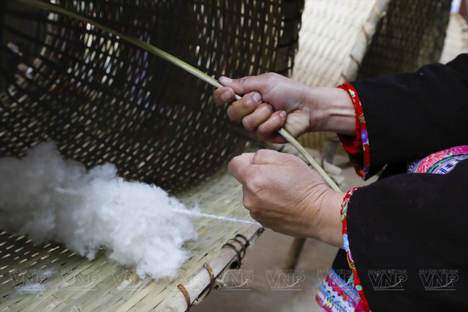 所有的编织步骤都是由卢族妇女手工制作的。图自越通社/越南画报