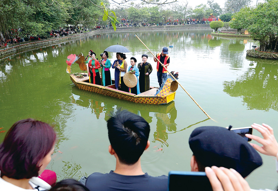 2024年甲辰年春节古螺庙会上的官贺民歌表演活动。图自越通社