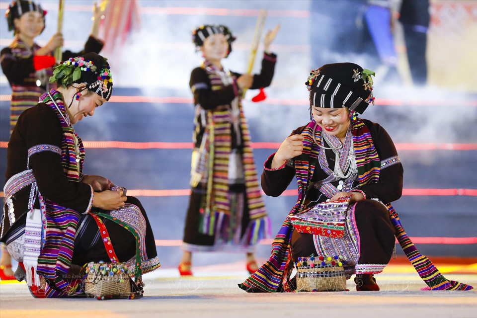 在一个文化事件大家都赞美卢族妇女的勤劳。图自越通社/越南画报