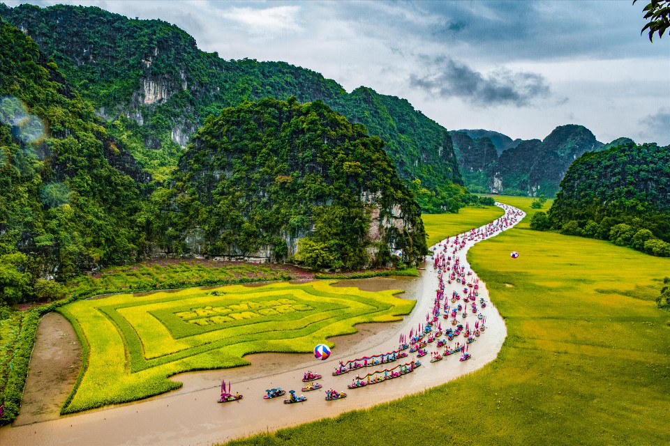三谷庙会期间，组委会在梧桐江上举行龙舟游行活动。图自 越通社
