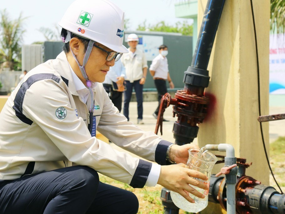 在安平岛小岛上，对海水淡化厂的海水淡化的质量进行检查。图自越通社
