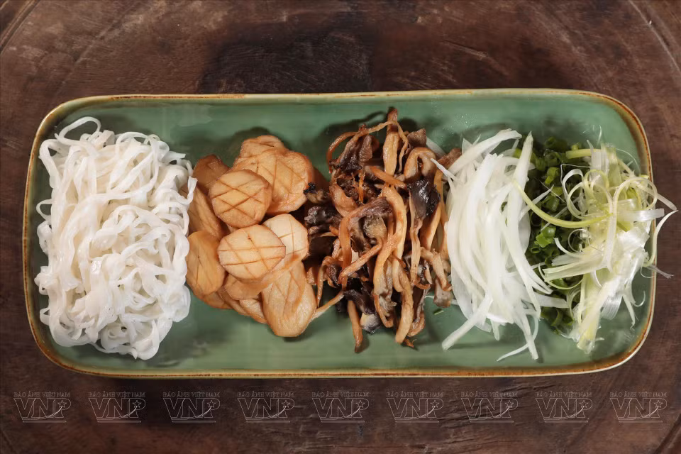 米粉、洋葱和蘑菇等配料都是预先煮熟的。图自越通社/越南画报