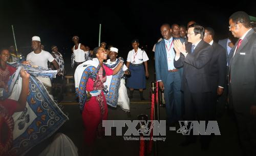 坦桑尼亚外交与国际合作部部长、坦桑尼亚部级官员，越南驻坦桑尼亚大使武成南和旅居坦桑尼亚越南人社群代表到机场迎接张晋创一行。（图片来源：越通社）