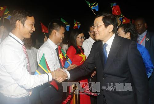 坦桑尼亚外交与国际合作部部长、坦桑尼亚部级官员，越南驻坦桑尼亚大使武成南和旅居坦桑尼亚越南人社群代表到机场迎接张晋创一行。（图片来源：越通社）