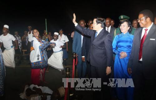 坦桑尼亚外交与国际合作部部长、坦桑尼亚部级官员，越南驻坦桑尼亚大使武成南和旅居坦桑尼亚越南人社群代表到机场迎接张晋创一行。（图片来源：越通社）