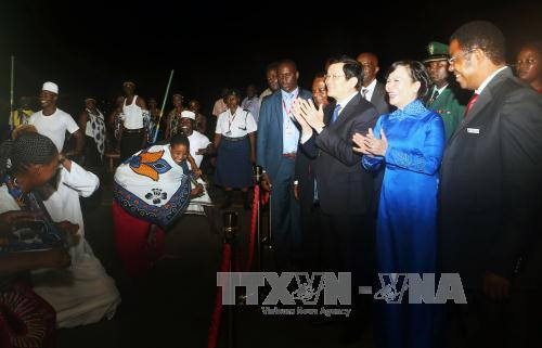 坦桑尼亚外交与国际合作部部长、坦桑尼亚部级官员，越南驻坦桑尼亚大使武成南和旅居坦桑尼亚越南人社群代表到机场迎接张晋创一行。（图片来源：越通社）