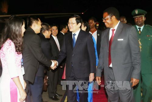 坦桑尼亚外交与国际合作部部长、坦桑尼亚部级官员，越南驻坦桑尼亚大使武成南和旅居坦桑尼亚越南人社群代表到机场迎接张晋创一行。（图片来源：越通社）