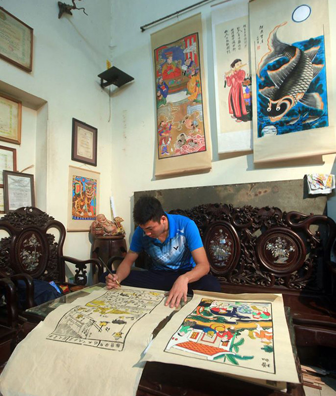 先用宣纸和黑墨印刷，再涂上彩色。（图片来源：人民报）