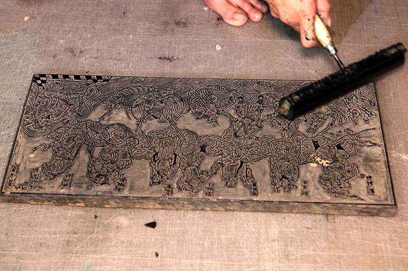 一开始为黑色，在印刷后则用手涂上彩色。（图片来源：人民报）