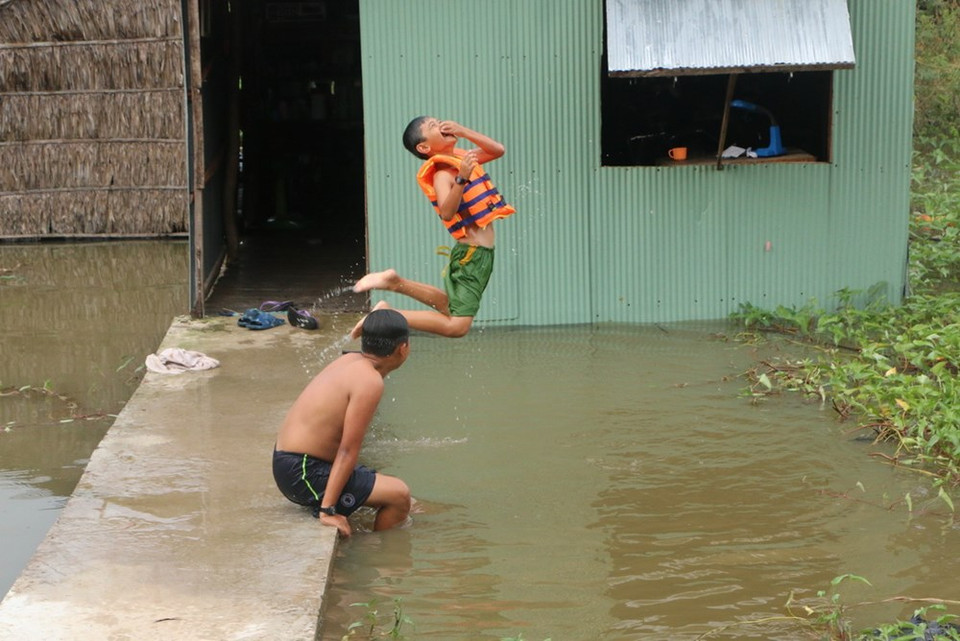 孩子们高兴地玩耍。越通社记者 长江 摄