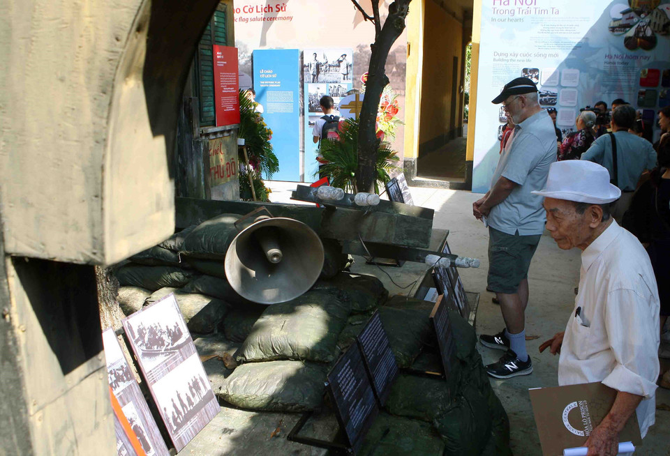 参观者参观展会。越通社记者 青松 摄