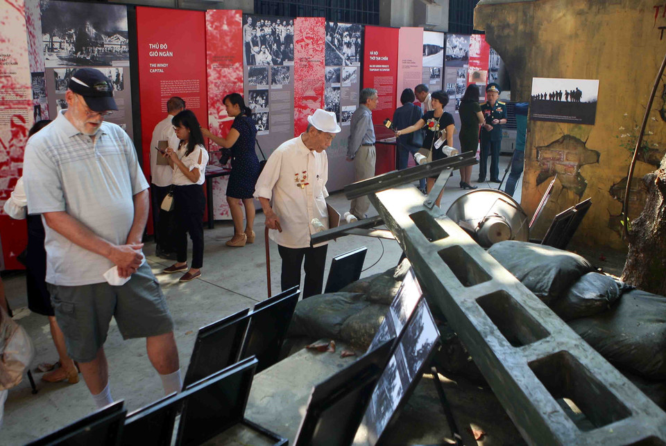 参观者参观展会。越通社记者 青松 摄