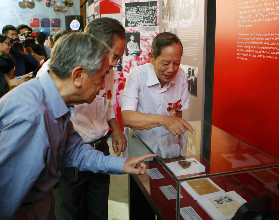 参观者参观展会。越通社记者 青松 摄